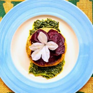 Imagem da notícia Panqueca de Inhame com Carpaccio de Beterraba e Pesto de Azedinha